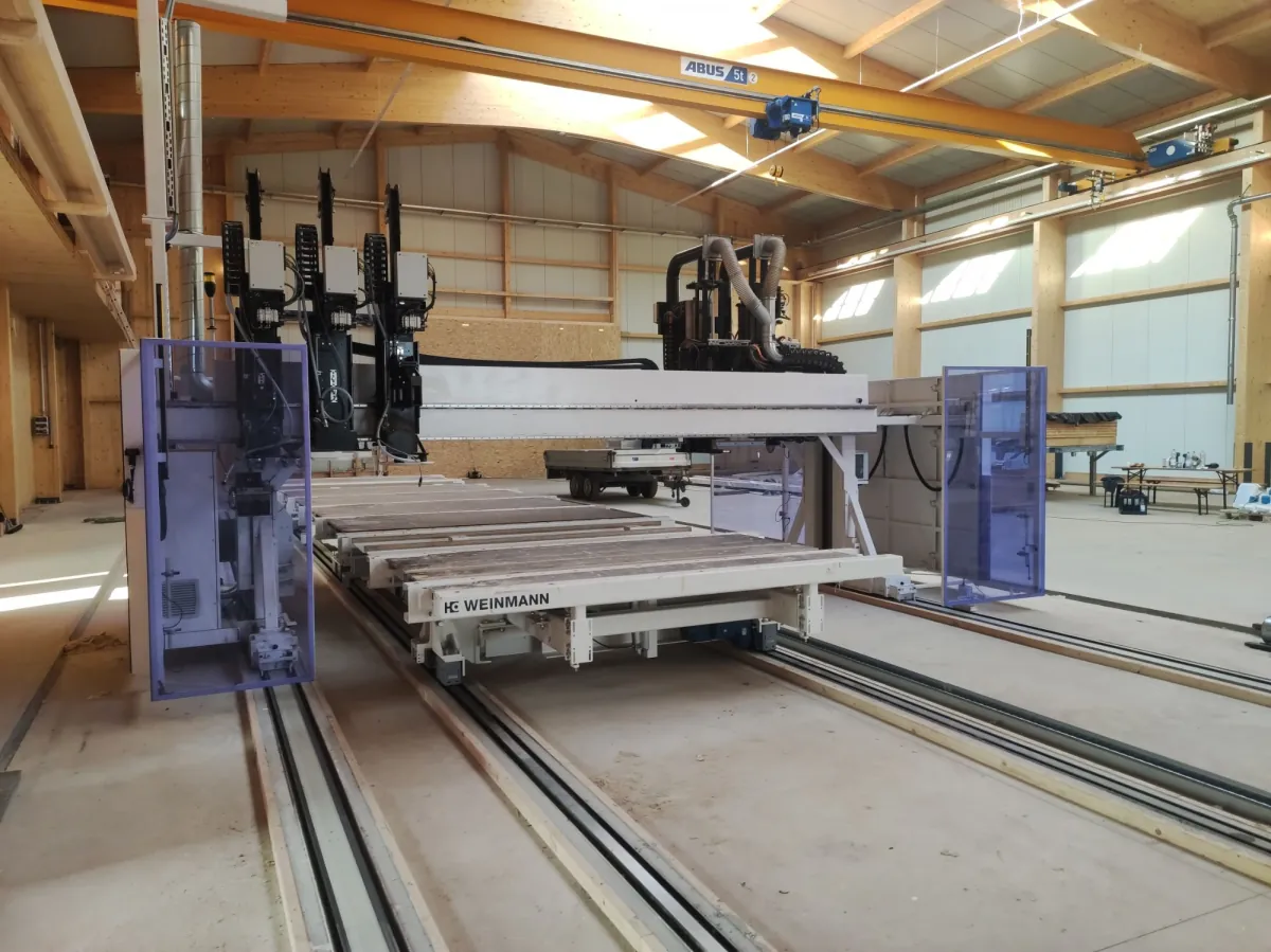 Blick in die Produktionshalle Saarburg: WEINMANN-Multifunktionsbrücke mit vorgefertigtem Element auf dem Arbeitstisch