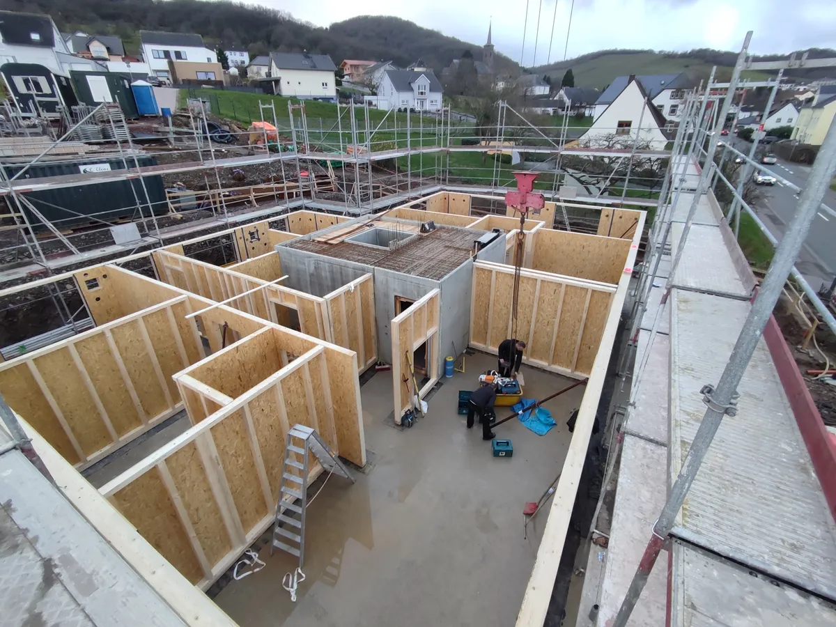 Montage der vorgefertigten Holzrahmenbau-Wände der Ayler Twins in Ayl