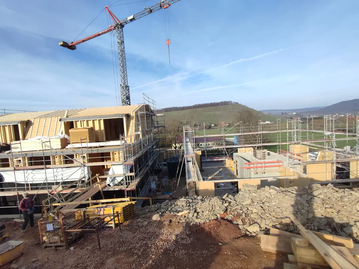 Rohbau der Ayler Twins mit vorgefertigten Mansarddach-Elementen, Blick über die Weinberge bei Ayl