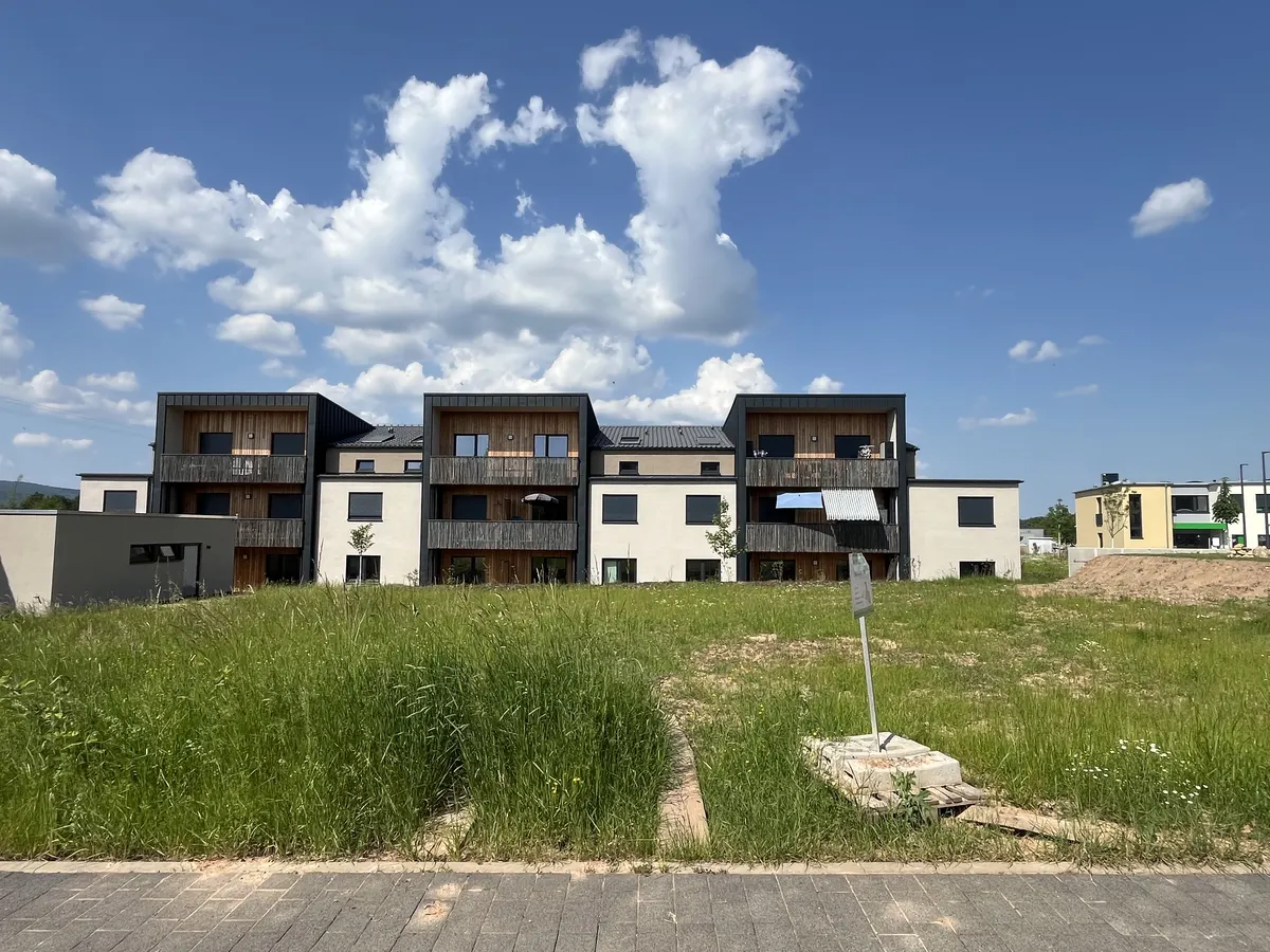 Wohnhaus in Bekond mit vorgefertigten Holzbalkonen, Frontansicht