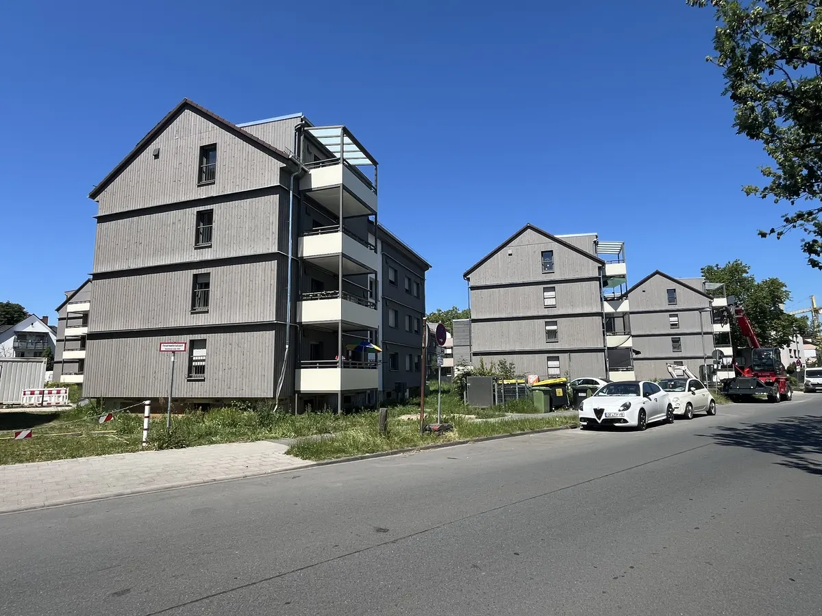 Punkthaus-Ensemble in Offenbach während der Bauphase mit Kran
