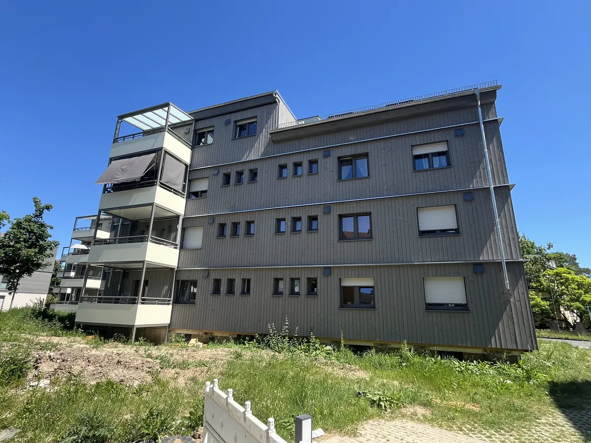 Vorgefertigte Fassadenelemente mit Holzverkleidung und Balkonen in Offenbach, Detailansicht