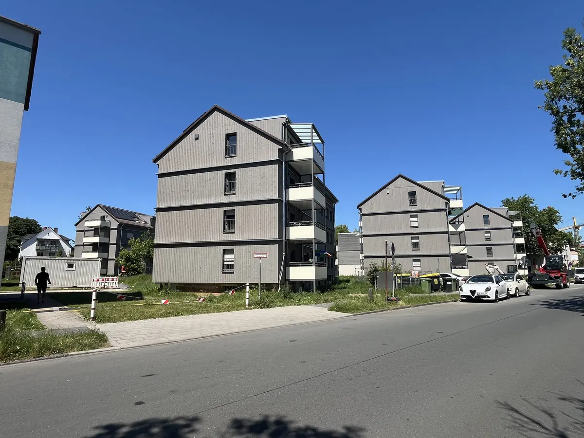 Serielle Sanierung in Offenbach — sanierte Punkthäuser mit vorgefertigter Fassade, Straßenansicht