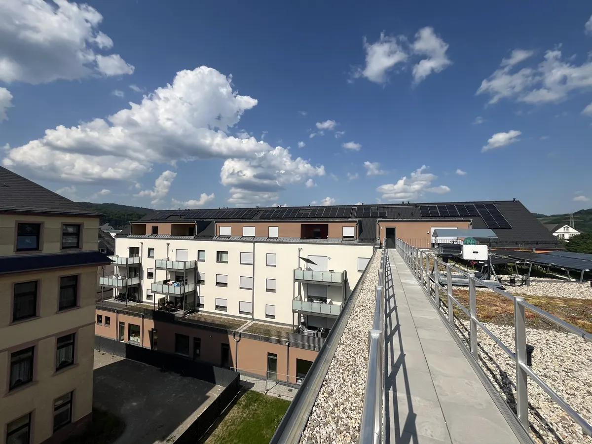 Gründach mit Photovoltaik-Anlage im Quartier St. Ambrosius in Trier (KfW 40 NH)