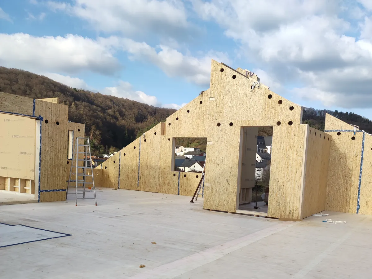Montage der vorgefertigten Holztafelbau-Elemente des Ärztehauses in Tawern