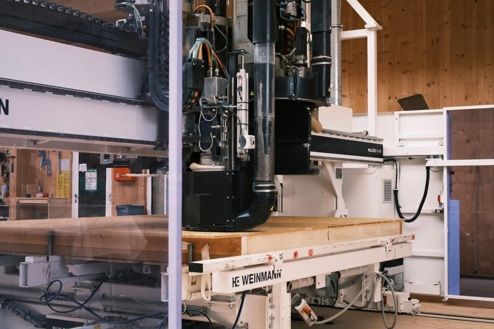 WEINMANN Multifunktionsbrücke WALLTEQ M-380 in der Produktionshalle Saarburg